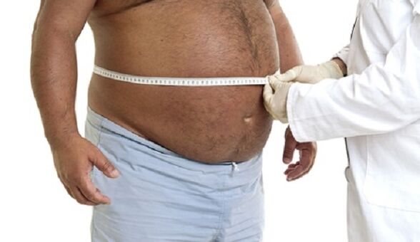 lékař určuje způsob, jak zhubnout u obézního muže